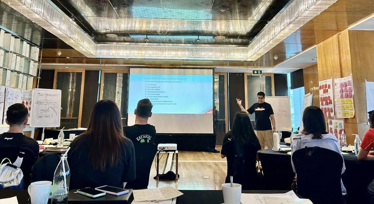 𝗤𝘂𝗮𝘇𝗶 𝗠. 𝗔𝗵𝗺𝗲𝗱 𝗜𝗻𝘀𝗽𝗶𝗿𝗲𝘀 𝗔𝗰𝗿𝗼𝘀𝘀 𝗕𝗼𝗿𝗱𝗲𝗿𝘀: 𝗘𝗺𝗽𝗼𝘄𝗲𝗿𝗶𝗻𝗴 𝗟𝗲𝗮𝗱𝗲𝗿𝘀 𝗶𝗻 𝗕𝗮𝗻𝗴𝗸𝗼𝗸, 𝗘𝗹𝗲𝘃𝗮𝘁𝗶𝗻𝗴 𝗠𝗶𝗻𝗱𝘀 𝗶𝗻 𝗡𝗲𝘄 𝗬𝗼𝗿𝗸